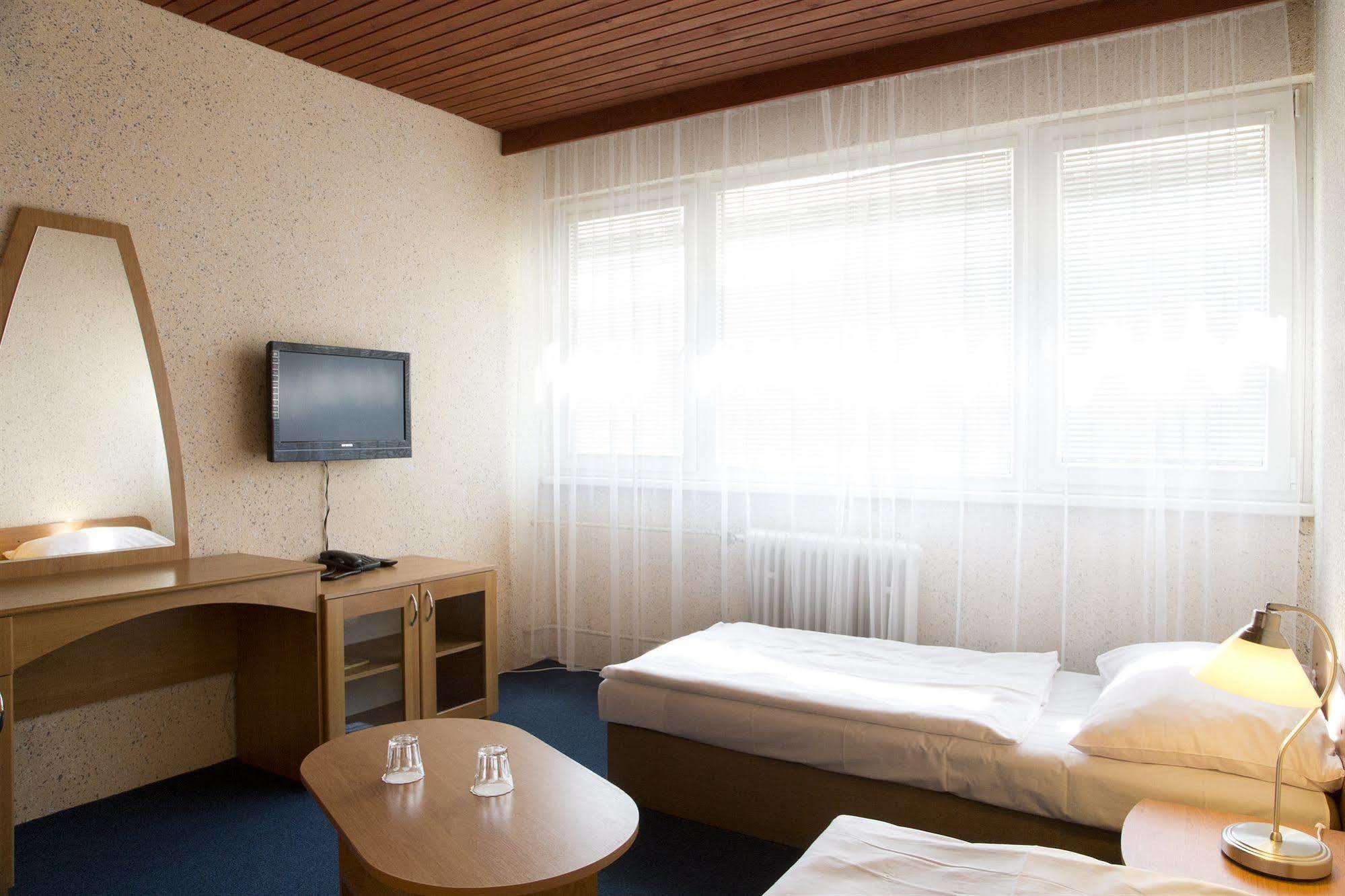 Garni Hotel Junior Bratislava Eksteriør billede